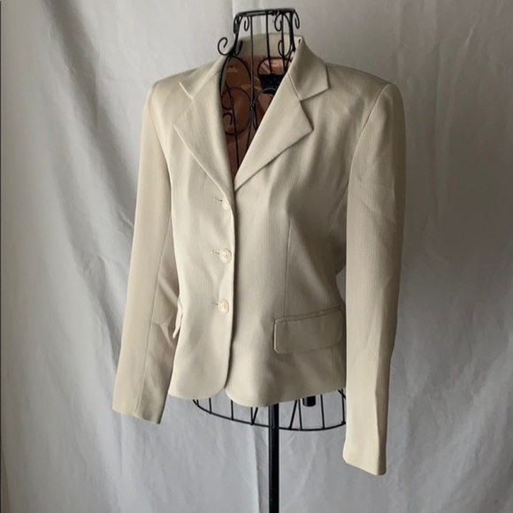 Garfield & Marks | Cream Blazer - Picture 9 of 9